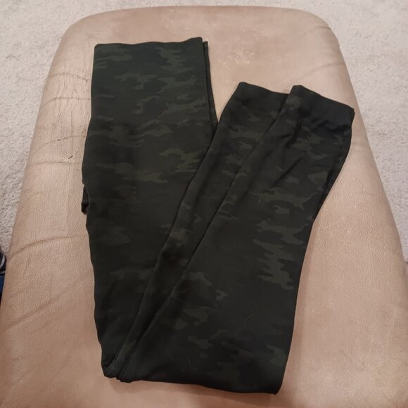 **SPANX LOOK AT ME NOW SEAMLESS GREEN CAMO PRINT LEGGINGS SIZE 1XL** - Picture 3 of 4
